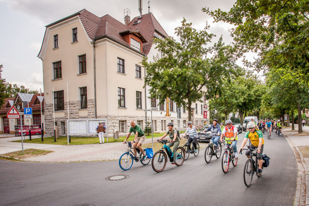 Die Bürgermeisterinnen und Bürgermeister der teilnehmenden Kommunen <br> auf gemeinsamer Radtour bei der Auftaktveranstaltung des Reallabors <br> ©Christoph Kollert